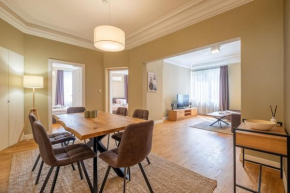 Stunning Luxury 3 Bedroom Apt in the Heart of Town